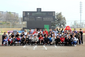 金本元監督（上段中央右）らと記念撮影する球児ら＝１７日午後、姫路市飯田（撮影・大山伸一郎）