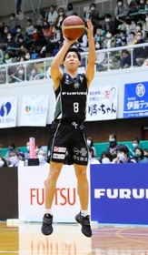 西宮-仙台　第４クオーター、外角からシュートを放つ西宮の浜高（Ｃ）B.LEAGUE