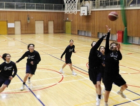 勤務後、地元の体育館で練習するＡＣ播磨イーグレッツの選手たち＝兵庫県福崎町南田原、福崎東中学校