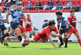 ヤマハ発動機－神戸製鋼　後半１４分、山中（中央）がトライを決め、神戸製鋼が３９－１０とリードを広げる（撮影・長嶺麻子）