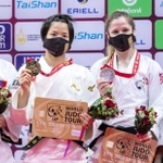 柔道のグランドスラム・タシケント大会女子５２キロ級で優勝した阿部詩（左から２人目）＝国際柔道連盟提供