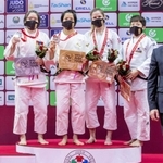 柔道のグランドスラム・タシケント大会女子５２キロ級で優勝した阿部詩（左から２人目）＝国際柔道連盟提供