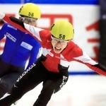 全日本選手権男子１５００メートル決勝で優勝し、ガッツポーズで喜ぶ横山大希＝２０１９年12月22日、長野・帝産アイススケートトレーニングセンター