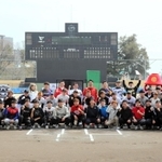 金本元監督（上段中央右）らと記念撮影する球児ら＝１７日午後、姫路市飯田（撮影・大山伸一郎）