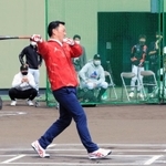 高校生とのイベントで打席に立つプロ野球阪神の金本知憲元監督＝１７日午後、姫路市飯田（撮影・大山伸一郎）