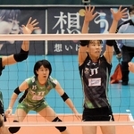 Ｖリーグ１部女子で２連覇の原動力となったＪＴの小幡真子（左）と林琴奈＝２月１４日、尼崎市ベイコム総合体育館