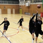 勤務後、地元の体育館で練習するＡＣ播磨イーグレッツの選手たち＝兵庫県福崎町南田原、福崎東中学校