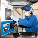 観賞魚用飼料の工場で働くＡＣ播磨イーグレッツの鎌田有芽選手。機械操作もお手のもの＝兵庫県福崎町西治、キョーリンフード工業福崎工場