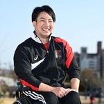 これまでの人生を振り返り、パラリンピックへの思いを語るパワーリフティングの光瀬智洋＝神戸市中央区（撮影・秋山亮太）