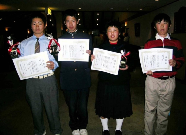 第１５回四国ジュニア新人戦で優勝した中学時代の松山英樹（左から２人目）ら