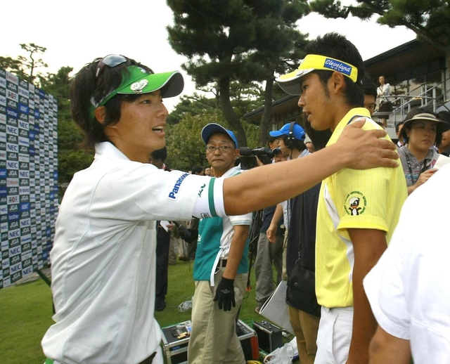 ２０１０年１０月、日本オープンゴルフで健闘をたたえ合う松山英樹（右）と石川遼＝愛知カンツリー倶楽部