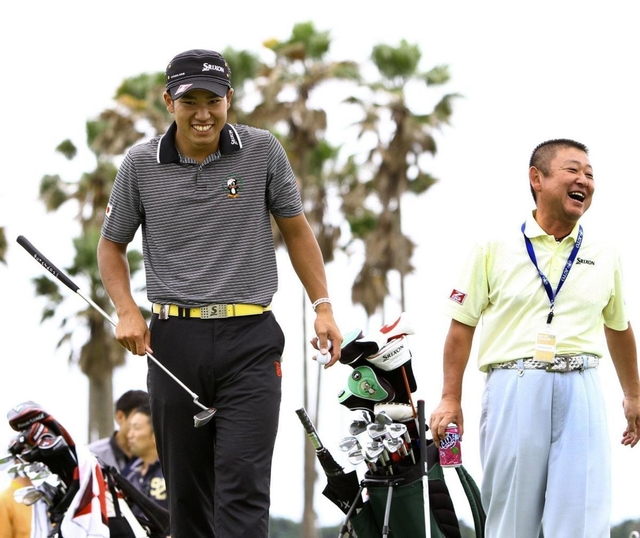 ２０１２年６月、ミズノオープンのラウンド中、東北福祉大・阿部靖彦監督（右）と談笑する松山英樹＝岡山県、ＪＦＥ瀬戸内海ＧＣ