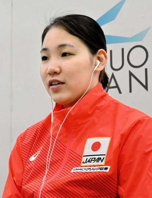 オンライン取材で代表入りの喜びを語る白井璃緒（日本水連提供）