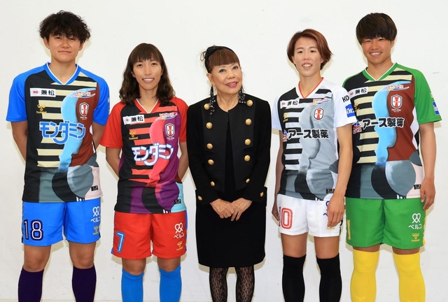 新ユニホームを披露するＩＮＡＣ神戸の選手たちと、デザインしたコシノヒロコさん（中央）＝１５日午後、兵庫県立美術館（撮影・小林良多）