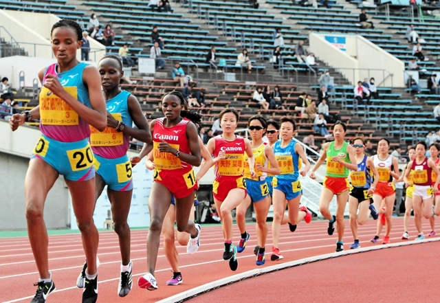 グランプリ女子１万メートルには一流選手がそろう＝神戸市須磨区、ユニバー記念競技場（２０１９年の第６７回大会）
