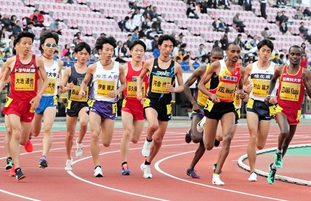 白熱したレースを繰り広げるグランプリ男子１万メートル＝神戸市須磨区、ユニバー記念競技場（２０１９年の第６７回大会）