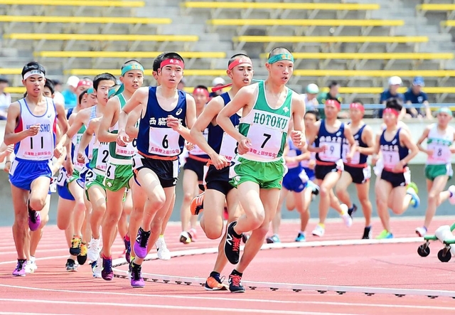 高校男子３０００メートル決勝＝神戸市須磨区、ユニバー記念競技場（２０１９年の第６７回大会）
