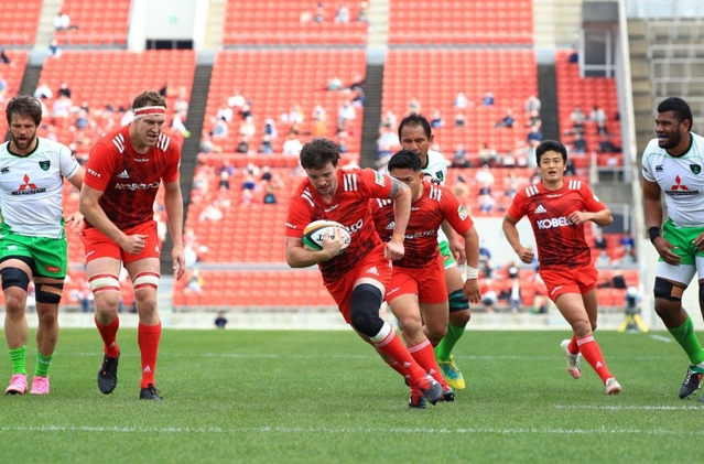 神戸製鋼－三菱重工相模原　前半、トライを決める神戸製鋼のバックマン（左から３人目）＝大阪府東大阪市、花園ラグビー場（撮影・鈴木雅之）