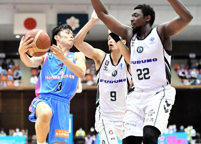 佐賀-西宮　第２クオーター、相手の動きを阻む西宮のムボジ（２２）と谷（９）（Ｃ）B.LEAGUE