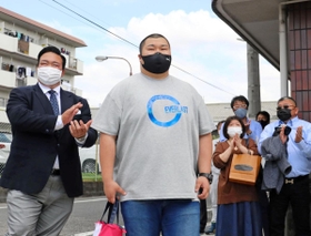 田子ノ浦部屋に入門した西原。荒磯親方（左）の迎えで実家を離れた＝尼崎市内