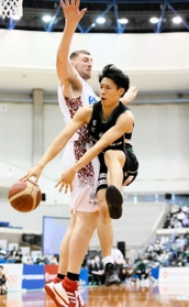 西宮－奈良　第１クオーター、ゴール下に切り込む西宮の渡辺（右）（Ｃ）B.LEAGUE