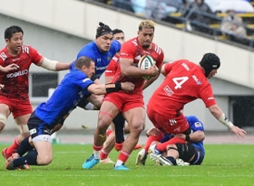 神戸製鋼-パナソニック　前半、突破を図る神戸製鋼フィフティーン＝ユニバー記念競技場（撮影・秋山亮太）