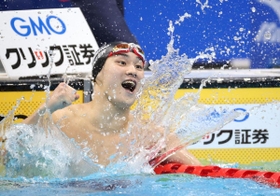 男子２００メートル平泳ぎ決勝　２分６秒４０の日本新記録で優勝し、喜びを爆発させる佐藤翔馬（撮影・吉田敦史）