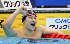 男子２００メートル平泳ぎ決勝　２分６秒４０の日本新記録で優勝し、喜びを爆発させる佐藤翔馬（撮影・吉田敦史）