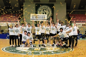 西地区で優勝を決め、喜ぶ西宮の選手たち（撮影・大山伸一郎）