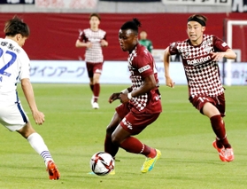 神戸-徳島　後半、神戸の攻撃の中心を担うマシカ（中央）。右は安井（撮影・長嶺麻子）