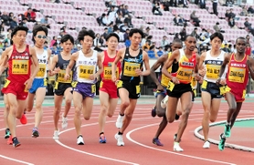 白熱したレースを繰り広げるグランプリ男子１万メートル＝神戸市須磨区、ユニバー記念競技場（２０１９年の第６７回大会）