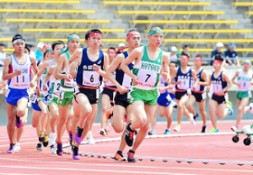 高校男子３０００メートル決勝＝神戸市須磨区、ユニバー記念競技場（２０１９年の第６７回大会）