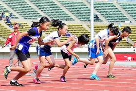 小学女子１００メートル決勝＝神戸市須磨区、ユニバー記念競技場（２０１９年の第６７回大会）