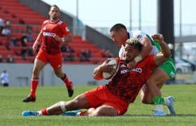 神戸製鋼-三菱重工相模原　後半、トライを決める神戸製鋼のモエアキオラ＝大阪府東大阪市、花園ラグビー場（撮影・鈴木雅之）