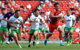 神戸製鋼-三菱重工相模原　前半、力強いランで抜け出し、トライを決める神戸製鋼のナエアタ（右から２人目）＝大阪府東大阪市、花園ラグビー場（撮影・鈴木雅之）