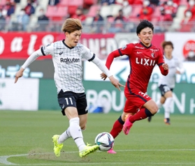 鹿島－神戸　前半、先制ゴールを決める神戸・古橋（左）