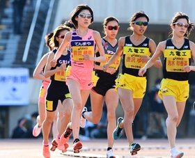 グランプリ女子１万メートル決勝　３３分２５秒８５で４位に入った天満屋の前田穂南（手前左端）。右端は日本人トップの２位に入った九電工の逸木和香菜（撮影・中西幸大）