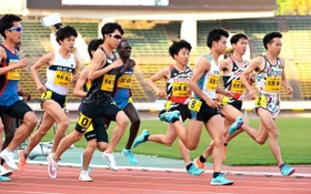 グランプリ男子１万メートル決勝　号砲とともに一斉に駆け出す選手たち＝２５日午後、神戸市須磨区緑台、ユニバー記念競技場（撮影・秋山亮太）