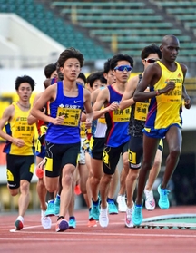 グランプリ男子１万メートル決勝で熱戦を繰り広げる選手たち＝２５日午後、神戸市須磨区緑台、ユニバー記念競技場（撮影・秋山亮太）
