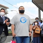 田子ノ浦部屋に入門した西原。荒磯親方（左）の迎えで実家を離れた＝尼崎市内