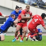 神戸製鋼-パナソニック　前半、突破を図る神戸製鋼フィフティーン＝ユニバー記念競技場（撮影・秋山亮太）