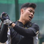打撃練習をする阪神・佐藤輝明＝６日午後、西宮市の甲子園球場（撮影・田中太一）