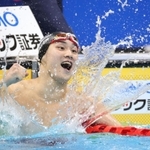 男子２００メートル平泳ぎ決勝　２分６秒４０の日本新記録で優勝し、喜びを爆発させる佐藤翔馬（撮影・吉田敦史）