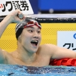 男子２００メートル平泳ぎ決勝　２分６秒４０の日本新記録で優勝し、喜びを爆発させる佐藤翔馬（撮影・吉田敦史）