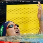 女子２００メートル背泳ぎ決勝のレース後に、タイムを確認する優勝した小西杏奈。東京五輪の派遣標準記録には届かなかった