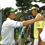２０１０年１０月、日本オープンゴルフで健闘をたたえ合う松山英樹（右）と石川遼＝愛知カンツリー倶楽部