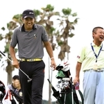 ２０１２年６月、ミズノオープンのラウンド中、東北福祉大・阿部靖彦監督（右）と談笑する松山英樹＝岡山県、ＪＦＥ瀬戸内海ＧＣ