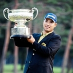 ２０１６年１０月、日本オープンゴルフ選手権を制し、優勝カップを手にする松山英樹＝埼玉県、狭山ＧＣ