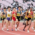 白熱したレースを繰り広げるグランプリ男子１万メートル＝神戸市須磨区、ユニバー記念競技場（２０１９年の第６７回大会）