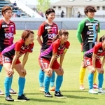 新ユニホームを着てプレシーズンマッチ初戦に臨むＩＮＡＣ神戸イレブン＝２４日午後、堺市立サッカー・ナショナルトレーニングセンター